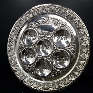 A102S-scaled Plateau pour le seder de Pessah en métal argenté