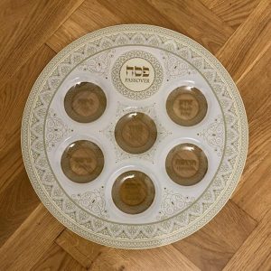 IMG_2779 Plateau pour le seder de pessah en verre