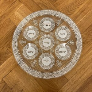 IMG_2948 Plateau pour le seder de Pessah en verre