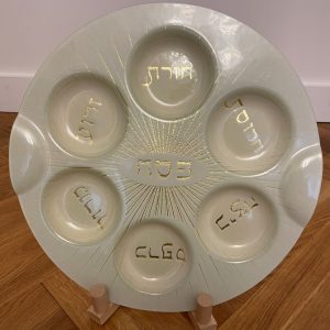 IMG_3623 Plateau du Seder de PESSAH en verre doré