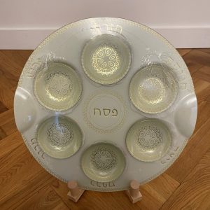 IMG_3636 PLATEAU SEDER DE PESSAH VERRE AVEC COUPELLES
