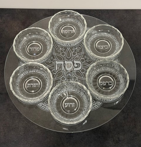 IMG_6868 Plateau pour le seder de Pessah sur pied en verre et cristal