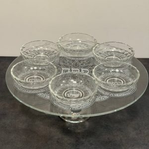 IMG_6869 Plateau pour le seder de Pessah sur pied en verre et cristal