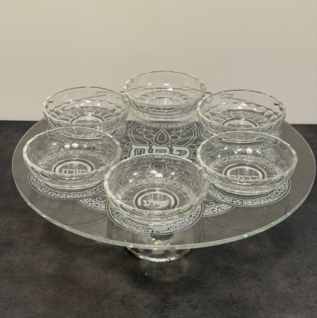 IMG_6869 Plateau pour le seder de Pessah sur pied en verre et cristal