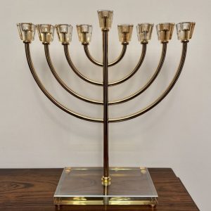02f8c9e1-5626-4570-96b9-25fe8cae559a Menorah dorée sur pied