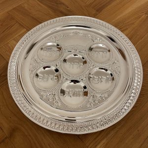 IMG_3464 Plateau pour le seder de Pessah en métal argenté