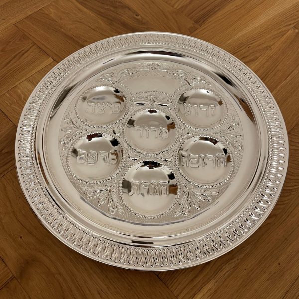 Plateau pour le seder de Pessah en métal argenté