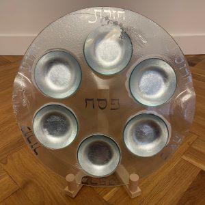 IMG_3639 Plateau du Seder de PESSAH en verre avec coupelles