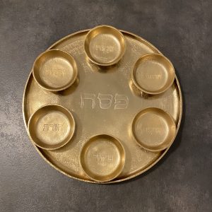 IMG_4769 Plateau pour le seder de Pessah en aluminium doré