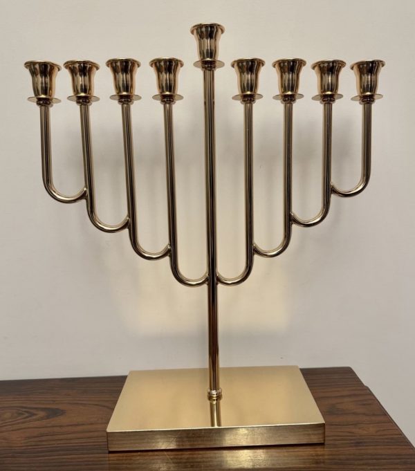 Hanoukia dorée sur pied