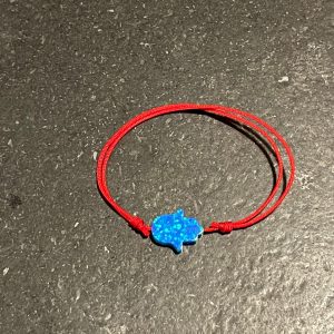 Bracelet fil rouge coulissant Main bleue