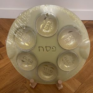 IMG_3634 Plateau pour le seder de Pessah doré en verre avec coupelles Dorées