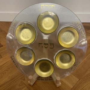 IMG_3635 Plat pour Pessah en verre avec coupelles Dorées