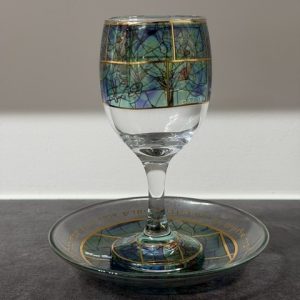 Verre à Kidouch  avec les vitraux de Chagall  en décoration