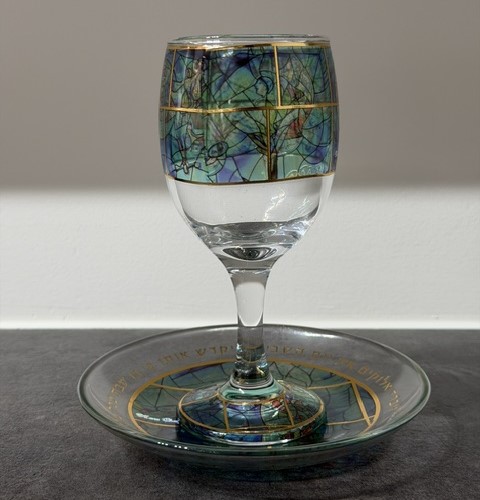 Verre à Kidouch  avec les vitraux de Chagall  en décoration