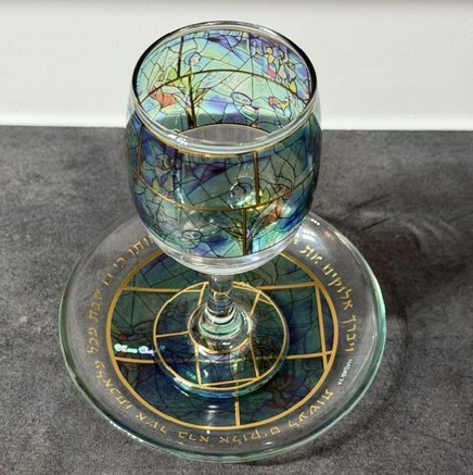 Verre à Kidouch  avec les vitraux de Chagall  en décoration