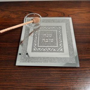 b509d4e9-8128-4590-b9ce-2d80e24c0f30 Plat carré argent miroir avec bol à miel et cuillère