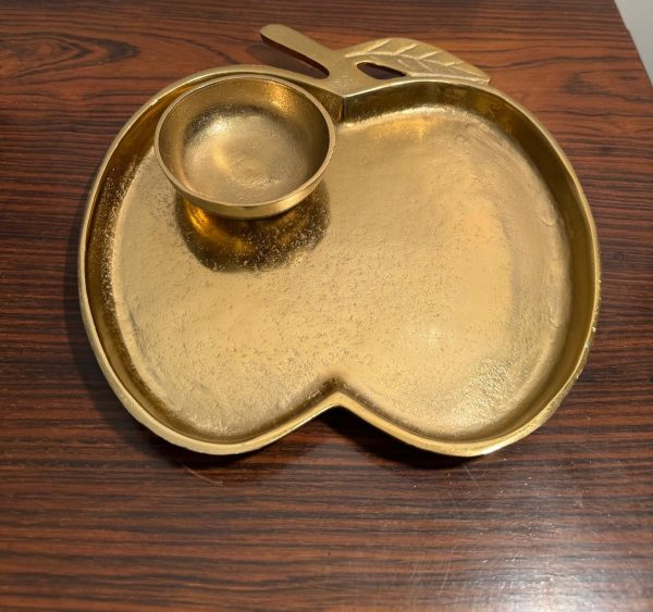 db288eef-9479-4e9c-96e1-ee335b42ef01 Plateau doré en forme de pomme avec petite coupelle pour le miel