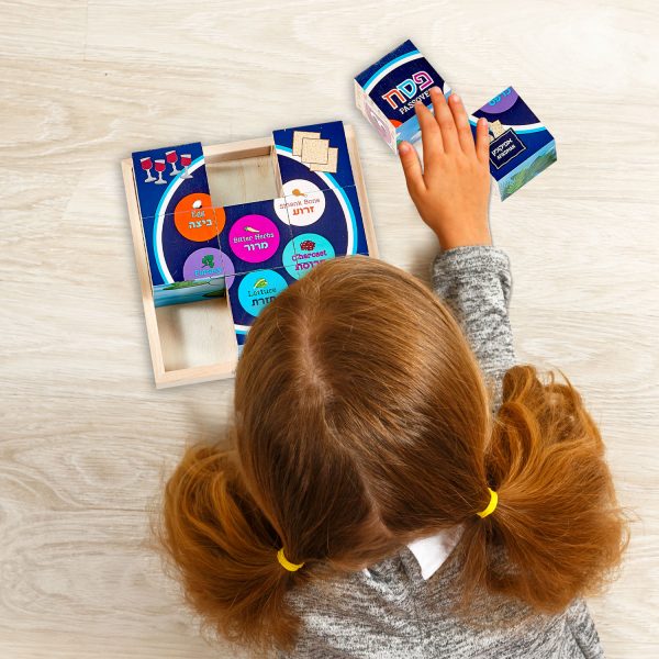 Top view of a little girl lying on the floor with a tablet in her room at home. 6 Puzzle de Pessah en bois
