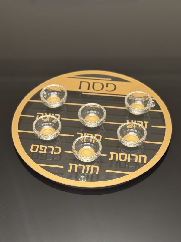 Plateau doré pour le seder de pessah en verre et coupelles en cristal