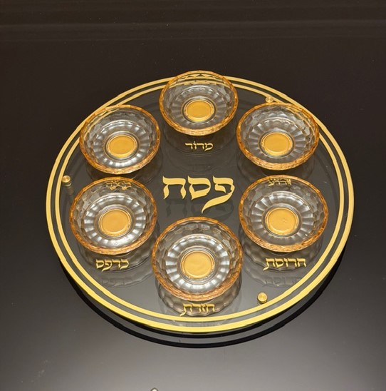 IMG_6683 Plateau doré pour le seder en verre et coupelles en cristal