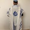 Talith Gadol bleu et argent avec broderie Flamme