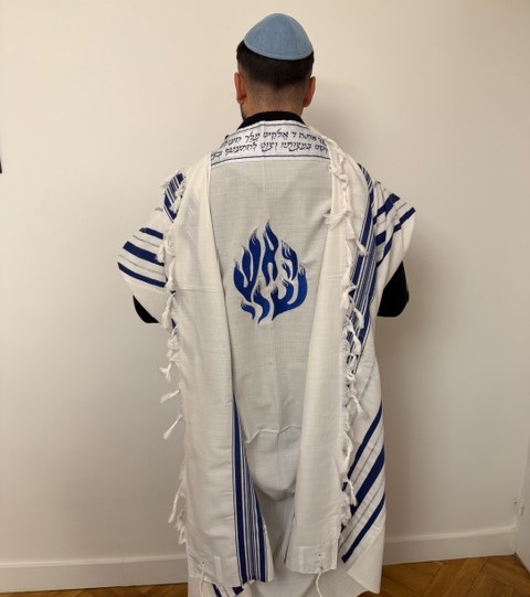 Talith Gadol bleu et argent avec broderie Flamme