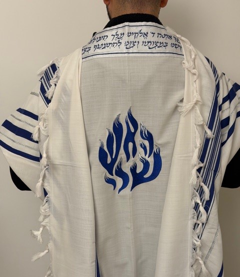 Talith Gadol bleu et argent avec broderie Flamme